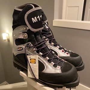 Kay land insulated boots.